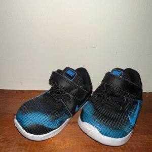 Toddler Nike sneakers 6C